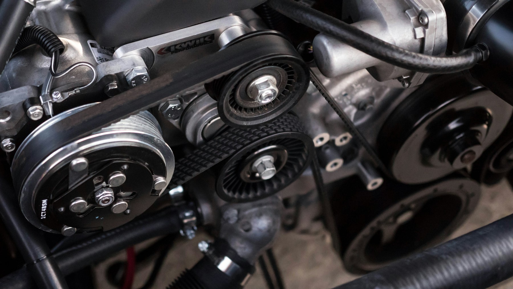 Nahaufnahme von Riemen und Rollen eines Motors – illustratives Stockfoto